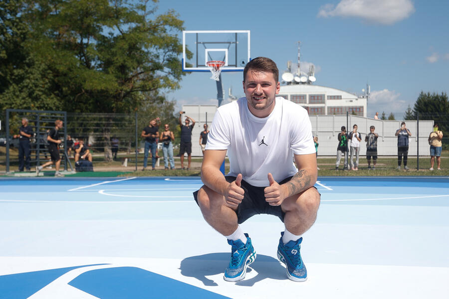 Luka Dončić na sredini svojega igrišča