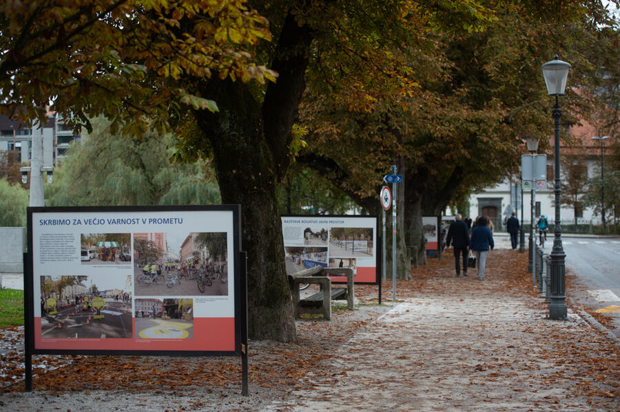 Fotografska razstava 20 let ETM na Krakovskem nasipu. Foto: A. Petkovšek