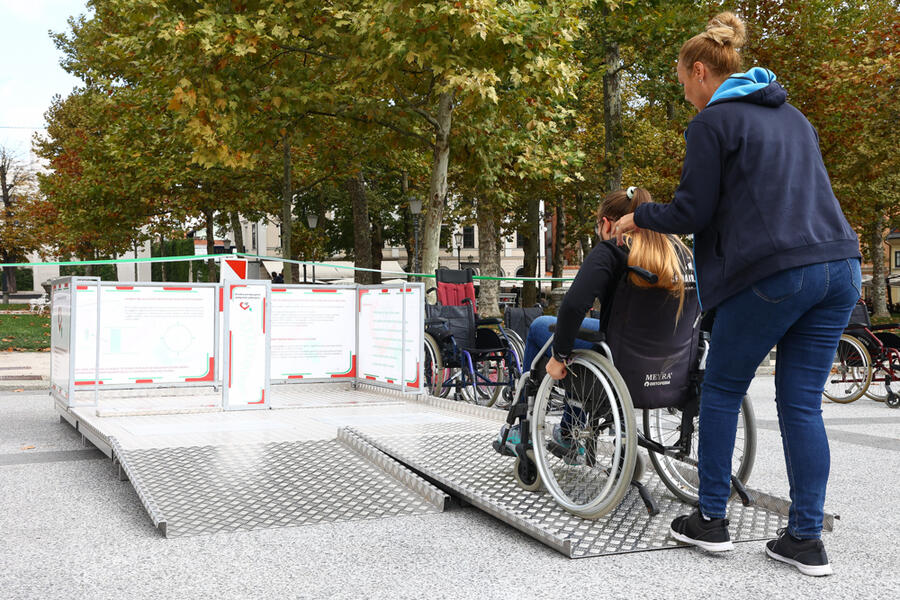 ženska vozi osebno na invalidskem vozičku