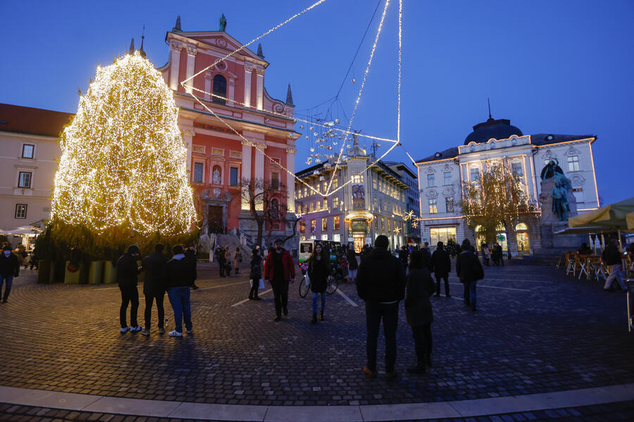 Prešernov trg z okrašeno smreko v sredini