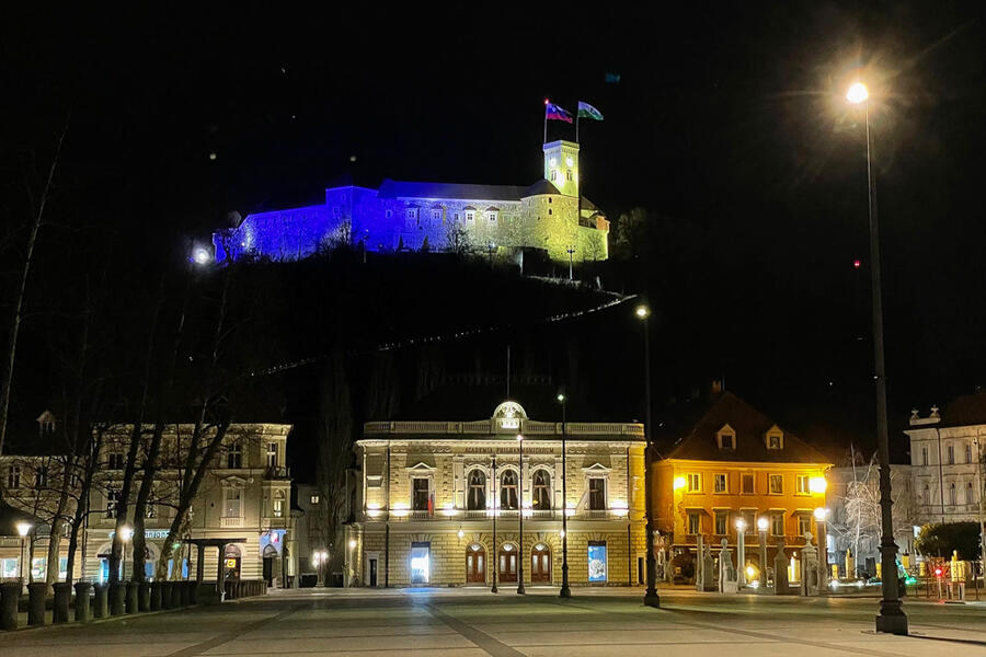 20220228 grad osvetljen v barvah ukrajinske zastave nrovan 2