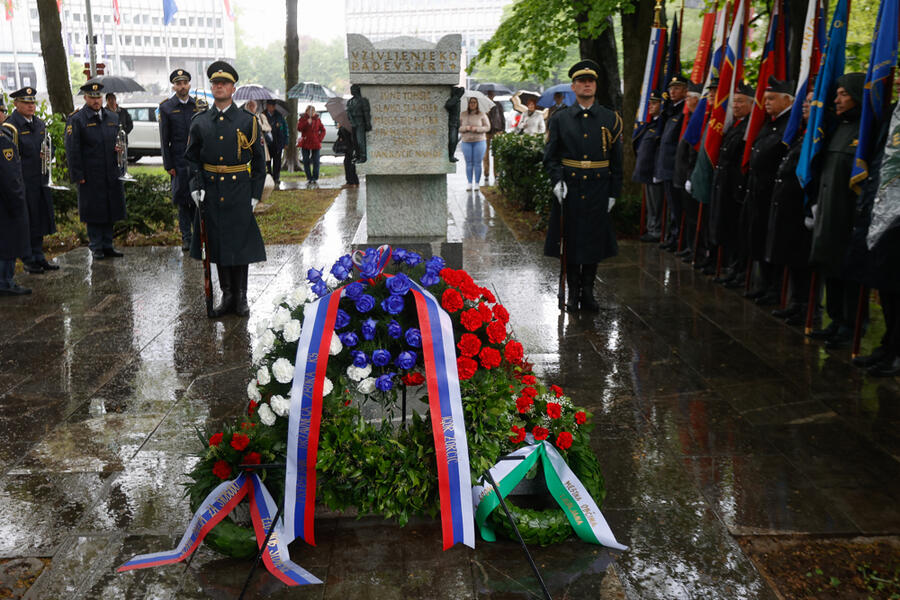 20220427 polaganje vencev pred grobnico narodnih herojev nrovan 25
