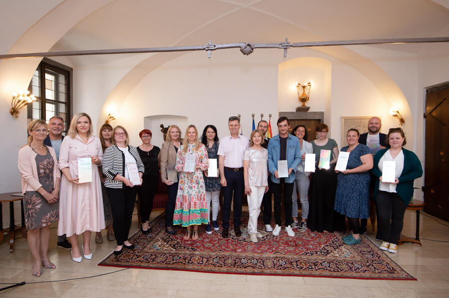 Letošnji prejemniki certifikatov LGBT prijazno. Foto: A. Petkovšek