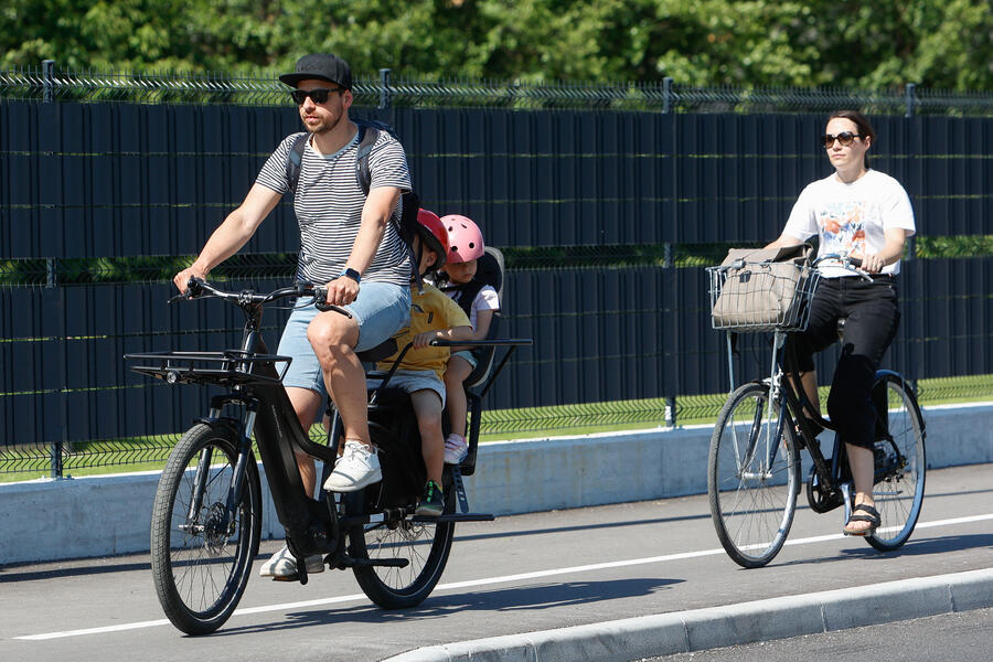družina kolesari