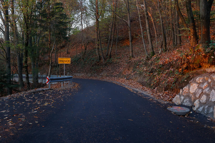 Prenovljen del ceste v Vnajnarjih. Foto: N. Rovan