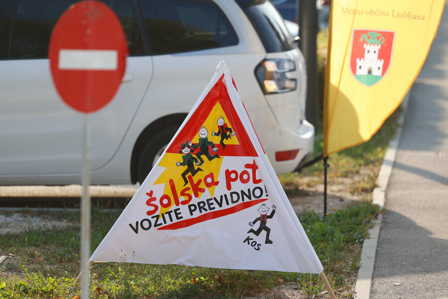 znak previdno na cesti