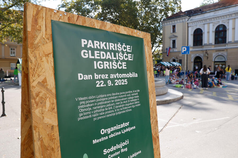  parkirišče gledališče igrišče 