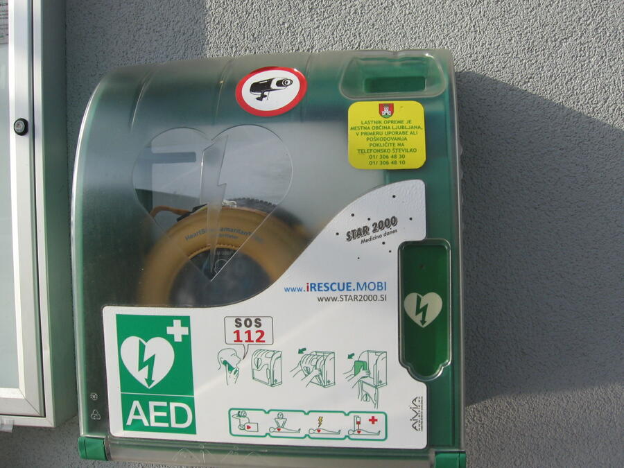 AED z nalepkami