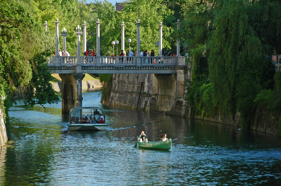 Boat on Ljubljanica River and Cobbler s Bridge D. Wedam 