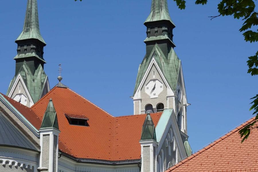 Cerkev sv. Janeza Krstnika. Vir: Župnija Lj.-Trnovo
