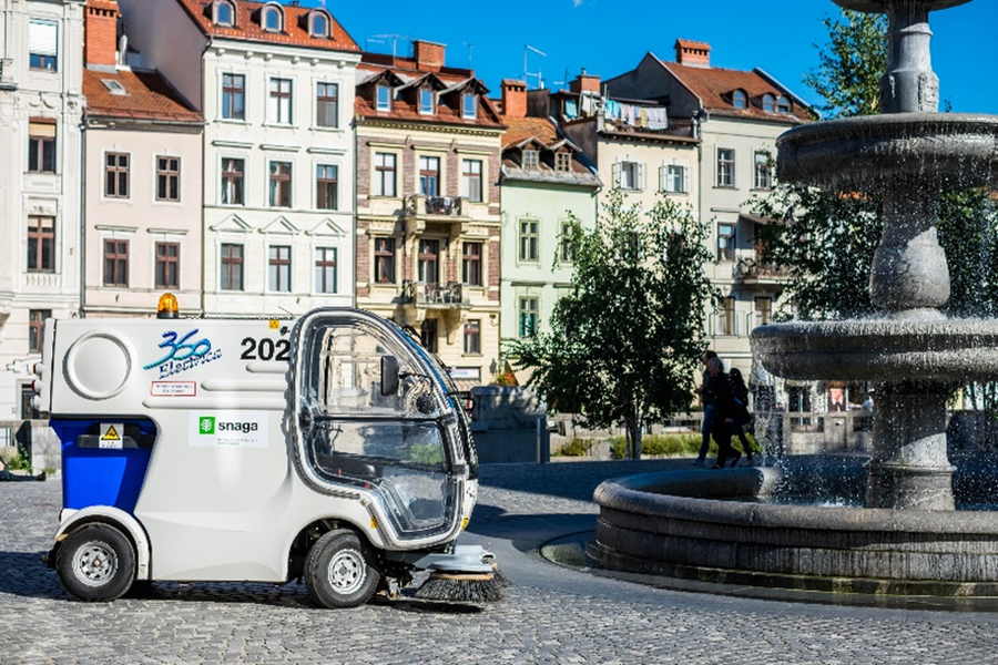 Ciscenje ulic z reciklirano vodo in dezevnico