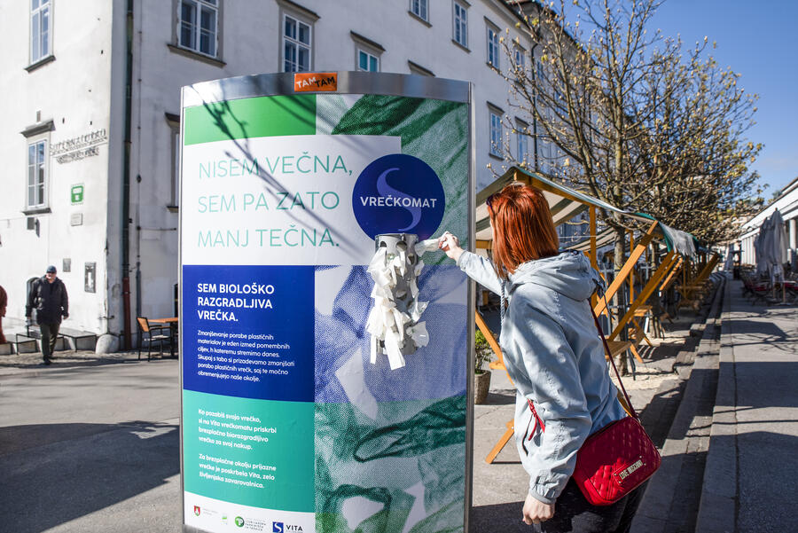 Vrečkomat na Osrednji ljubljanski tržnici. Foto: Zavarovalnica Vita