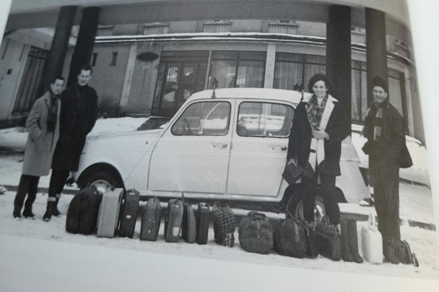 Dva filmska mojstra in trnovske čebele. Foto: Finžgarjeva galerija