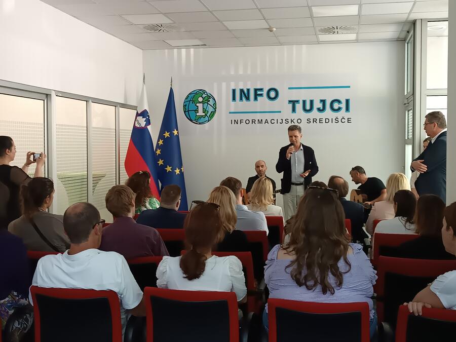 podžupan Dejan Crnek na otvoritvi informacijskega centra