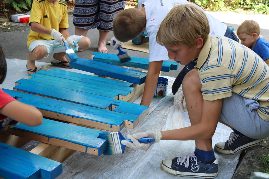 Otroci barvajo les za kolopopravljalnico. Foto: Luka Vidic