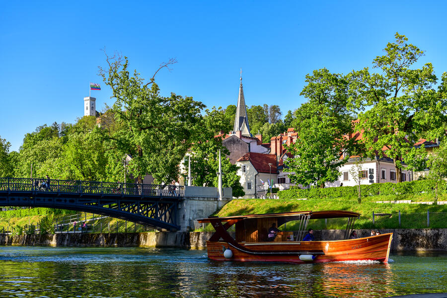 Ladjica na Ljubljanici. Foto: Andrej Tarfila, Turizem Ljubljana