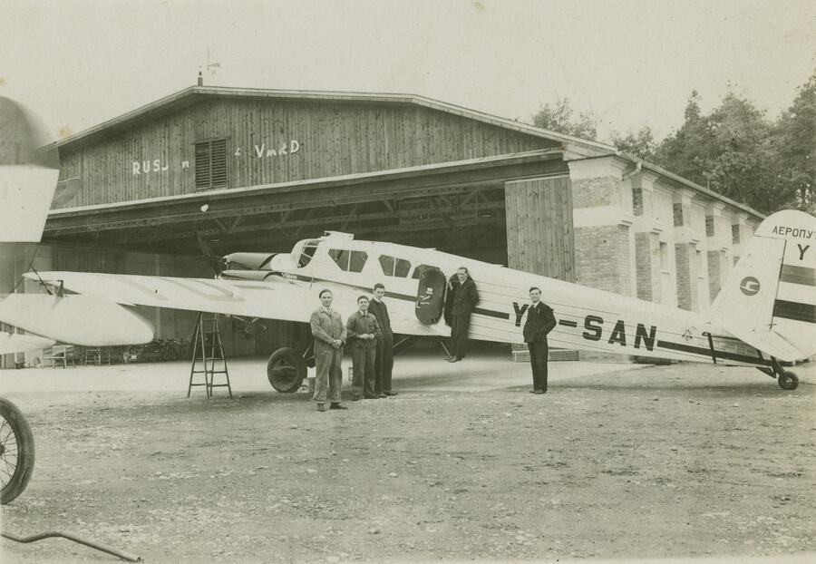 Letala na letališču v Polju, v ozadju hangar vojnega letalstva. Foto: Mestni muzej Ljubljana, MGML