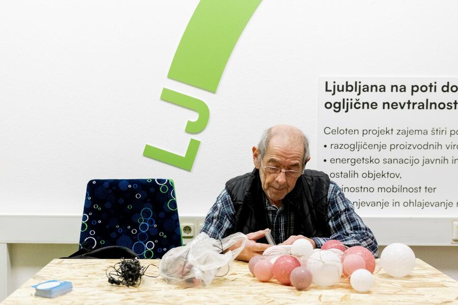 mojster popravlja lučke