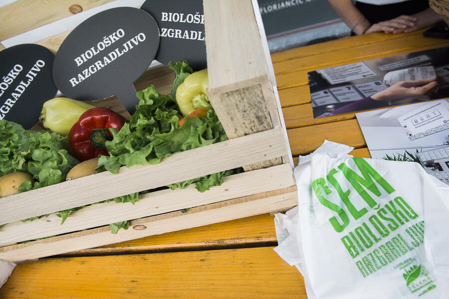 Recite ne plastični vrečki. Najemniki na ljubljanskih tržnicah imajo biorazgradljive vrečke in za svoj nakup jo lahko brez skrbi lahko zahtevate. Foto: Erik Školiber