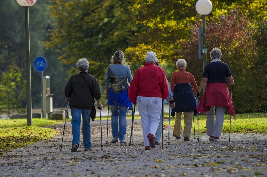 starejši ljudje se udeležujejo nordijske hoje 
