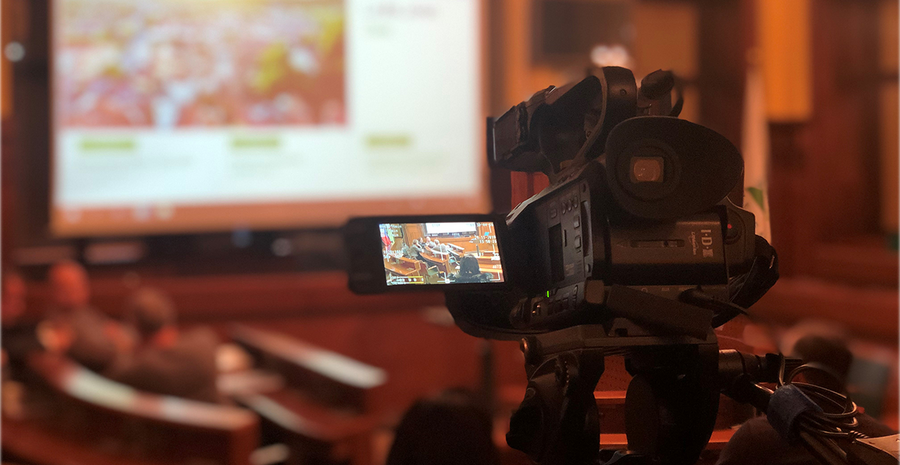 Velika seja dvorana z fotokamero v ospredju