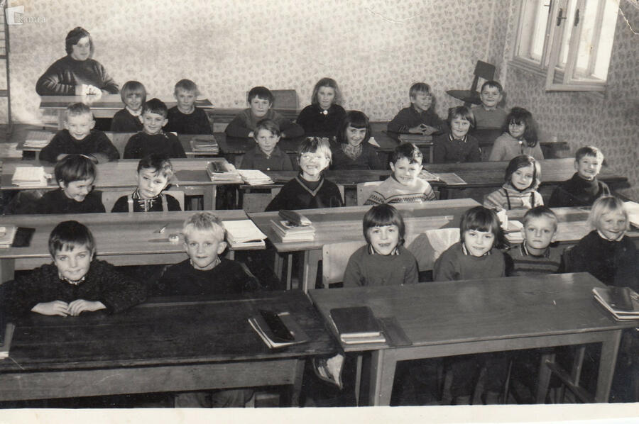 Fotografija učencev prvega razreda OŠ Belokranjskega odreda Semič, jeseni 1967. Razredničarka je bila Martina Fikič. Foto vir: Album Slovenije