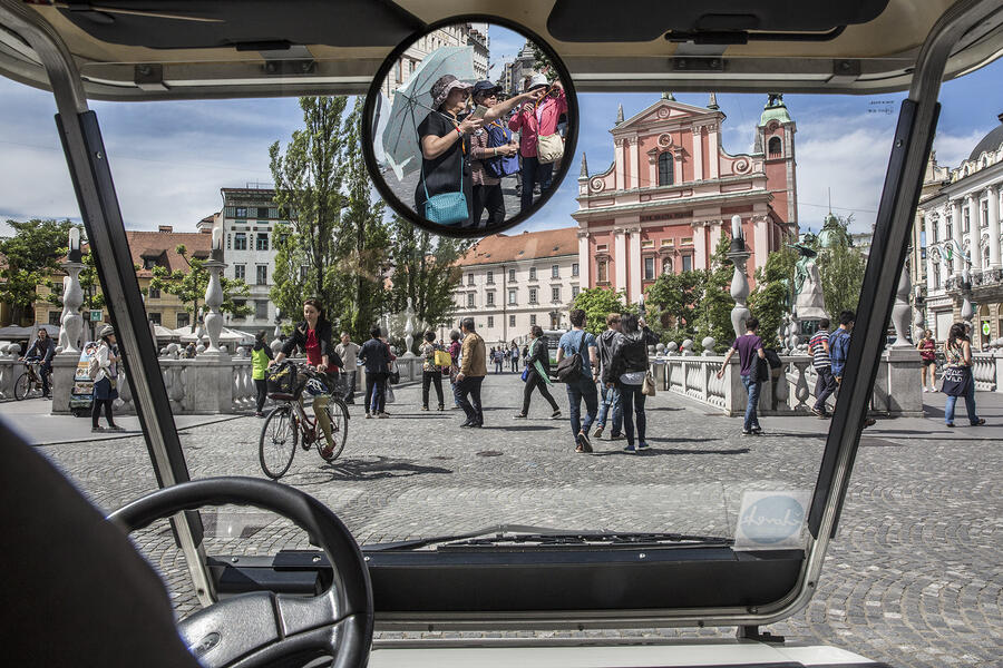 Pogled iz Kavalirja na Tromostovju s pogledom na Presernov trg foto Tina Ramujkic iz razstave Zelena Ljubljana