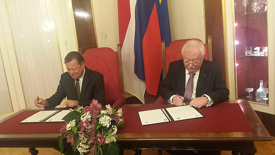 Signed agreement between Ljubljana and Vienna, photo: archive
