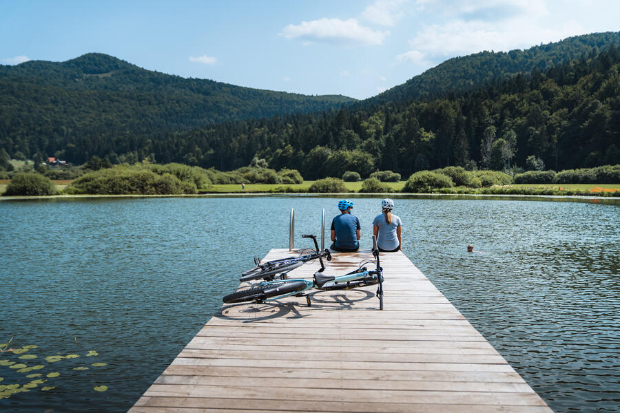 S kolesom na ogled Podpeškega jezera. Foto: Žiga Koren, RRA LUR