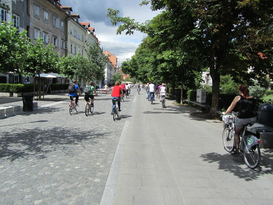 Tactile path at Breg embankment, photo: V. Kontić