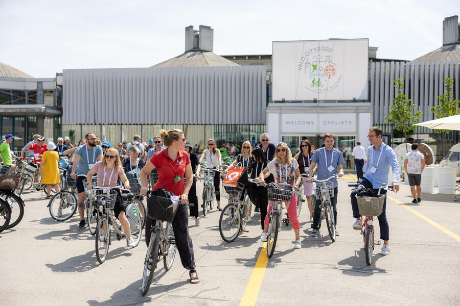 kolesarji pred Gospodarskim razstaviščem