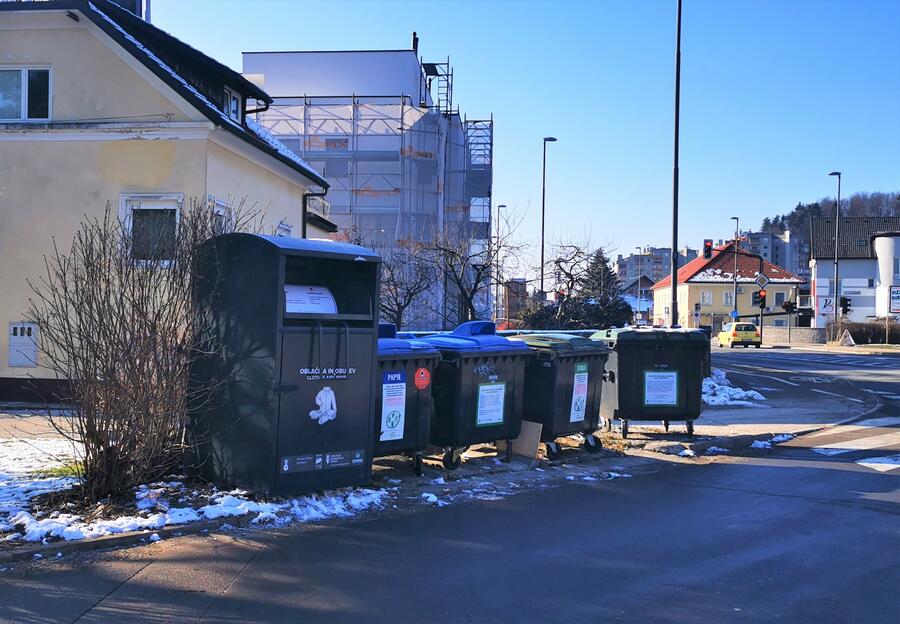 zabojnik za zbiranje oblačil in obutve