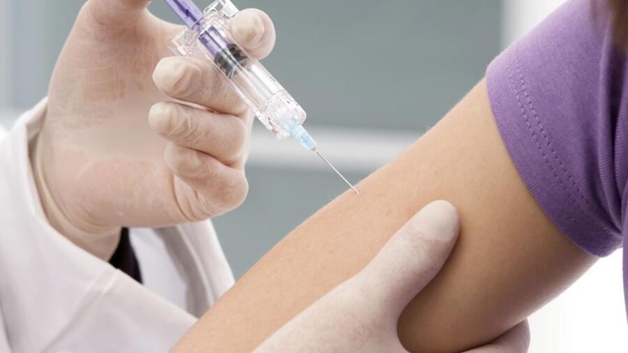 Med ukrepe, s katerimi lahko neugodne učinke omejimo, spadajo zlasti cepljenje proti hepatitisoma A in B, varna spolnost in izogibanje stiku z okuženo krvjo, foto: arhiv MOL