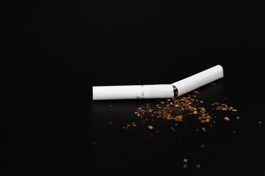 Prelomljena cigareta. Foto: Olga Oginskaya, Pixabay