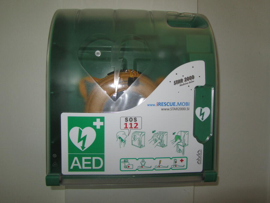 Defibrilatorji so nameščeni na vidnih mestih v ali na stavbah.