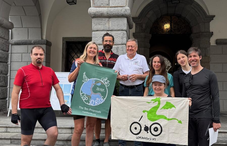 Župan Zoran Janković, kolesarji Štafete za podnebno pravičnost, kolesarski župan Ljubljane Matej Praprotnik in predstavnica Ljubljanske kolesarske mreže Iva Zozolly. Foto: arhiv MOL