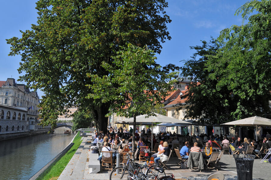 Gostinski lokali na Petkovškovem nabrežju vabijo meščane in obiskovalce_dwedam