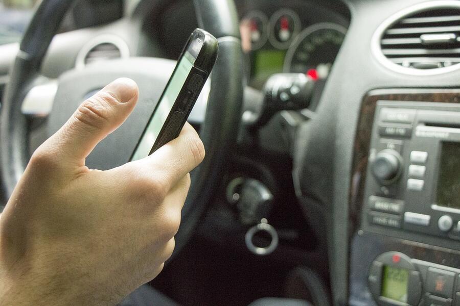 mobilni telefon uporaba med voznjo