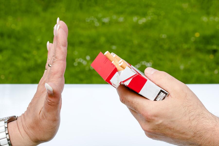 ženska roka, ki odklanja ponujene cigarete