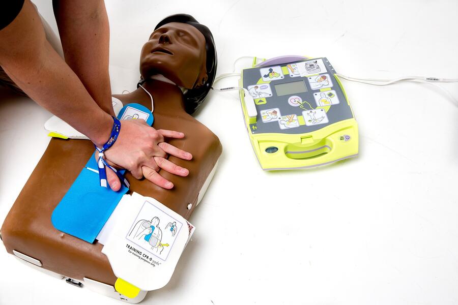 postopki ozivljanja defibrilator photo Illya Alvarado Diaz pixabay9