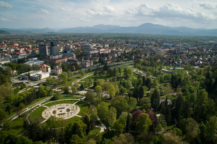 pogled iz zraka na zeleno Ljubljano
