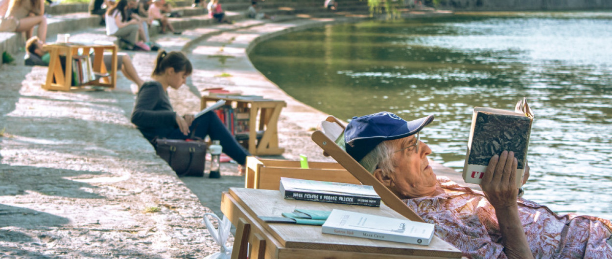 Knjižnica pod krošnjami na Trnovski plaži, foto: Matej Perko, Divja misel