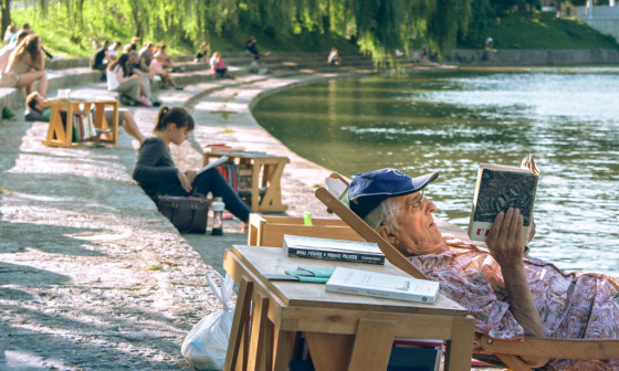 Knjižnica pod krošnjami na Trnovski plaži, foto: Matej Perko, Divja misel