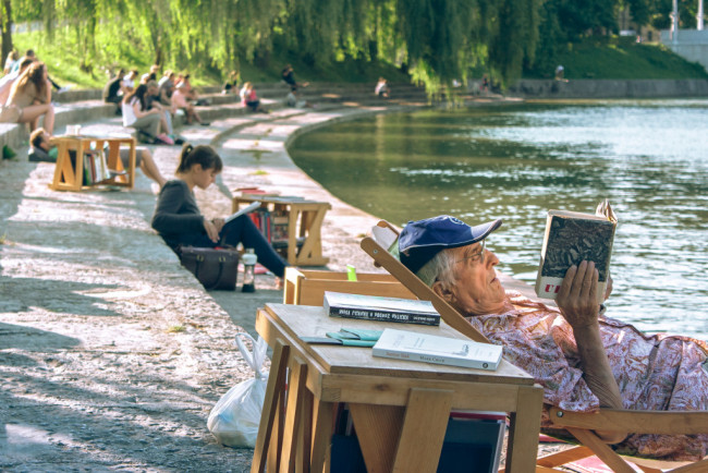 Knjižnica pod krošnjami na Trnovski plaži, foto: Matej Perko, Divja misel