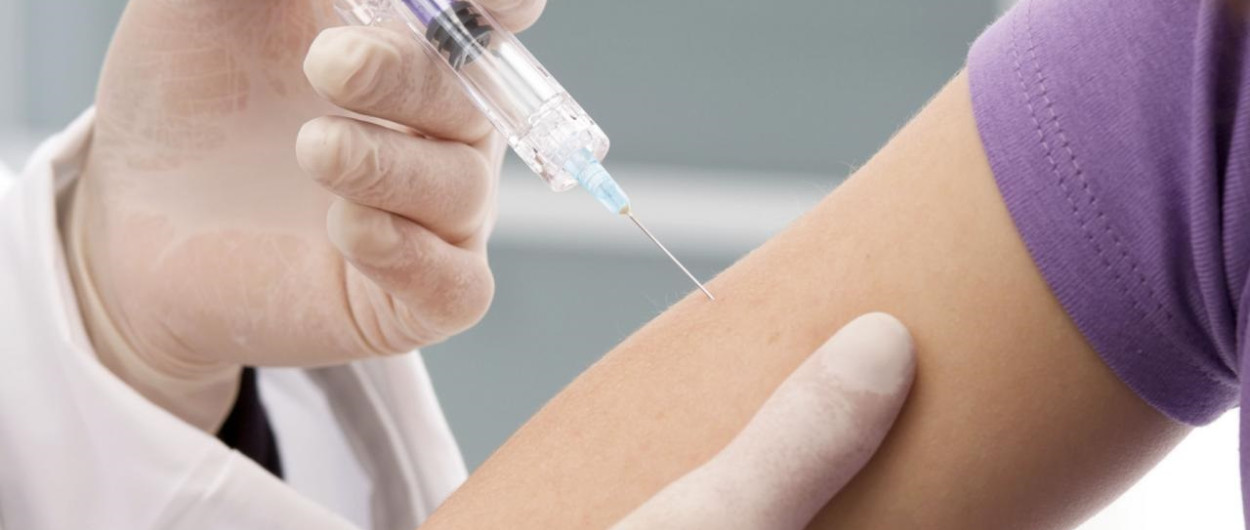 Med ukrepe, s katerimi lahko neugodne učinke omejimo, spadajo zlasti cepljenje proti hepatitisoma A in B, varna spolnost in izogibanje stiku z okuženo krvjo, foto: arhiv MOL