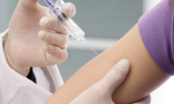 Med ukrepe, s katerimi lahko neugodne učinke omejimo, spadajo zlasti cepljenje proti hepatitisoma A in B, varna spolnost in izogibanje stiku z okuženo krvjo, foto: arhiv MOL