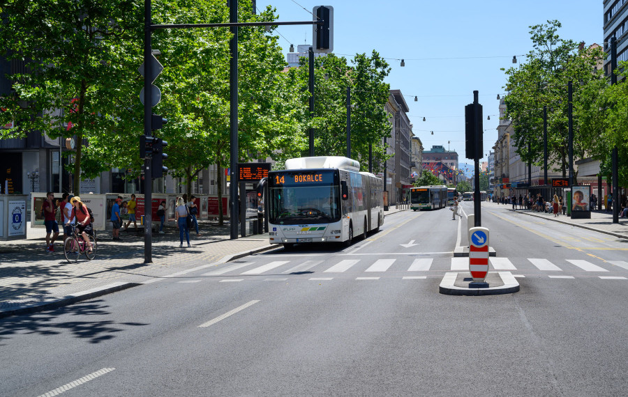avtobus na cesti