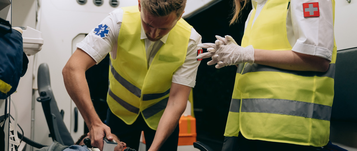 Oživljanje z defibrilatorjem. Foto: M. Nilov, Pexels