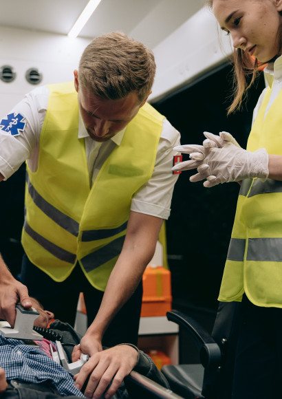 Oživljanje z defibrilatorjem. Foto: M. Nilov, Pexels