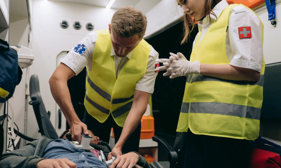 Oživljanje z defibrilatorjem. Foto: M. Nilov, Pexels